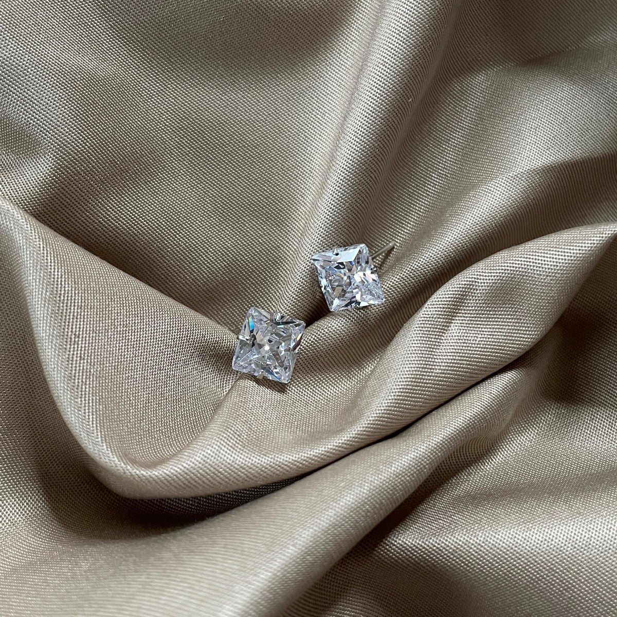 Angela Jewelry]Stylish Shiny Square Center Stone Stud Earrings