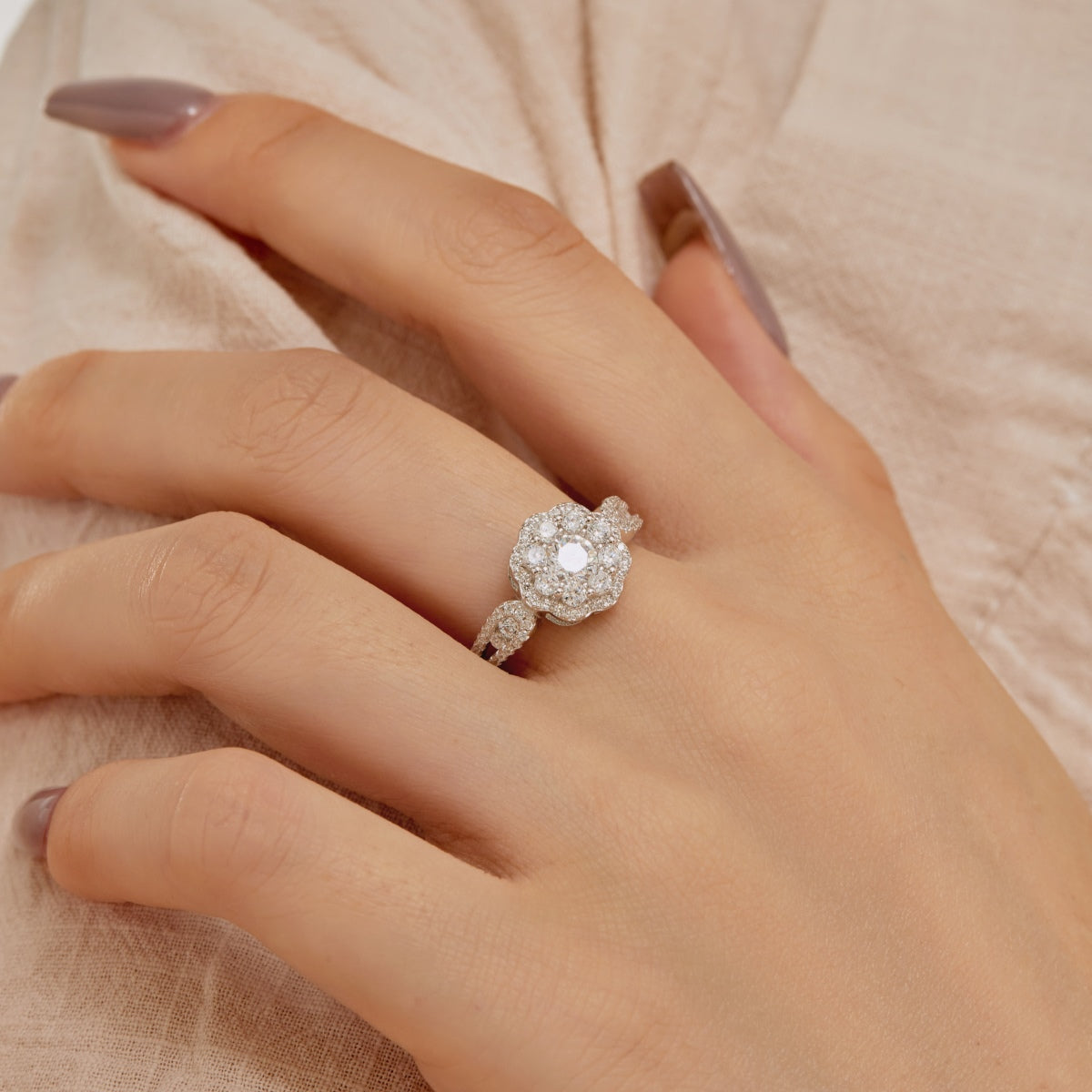 Angela Jewelry]Delicate Colorful Round Cut Flower Shape Wedding Ring