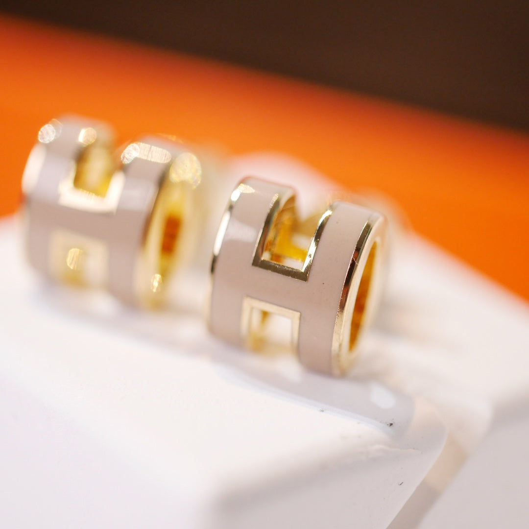 [Angela Jewellery]MINI POP H GOLD EARRINGS GREY