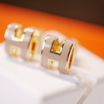 [Angela Jewellery]MINI POP H GOLD EARRINGS GREY