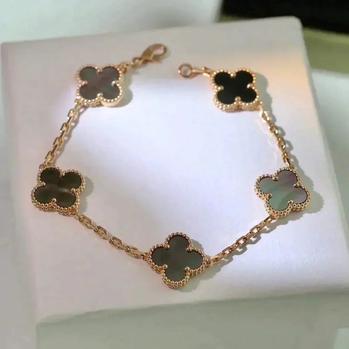 [Angela Jewellery]CLOVER 5 MOTIF GRAY MOP  BRACELET