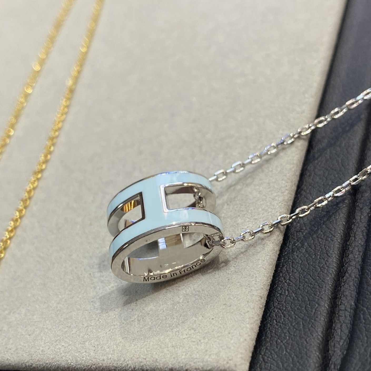 [Angela Jewellery]POP H LIGHT BLUE NECKLACE