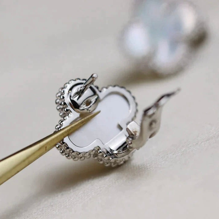 [Angela Jewellery]CLOVER MEDIUM 1 MOTIFS  WHITE MOP EARRINGS SILVER
