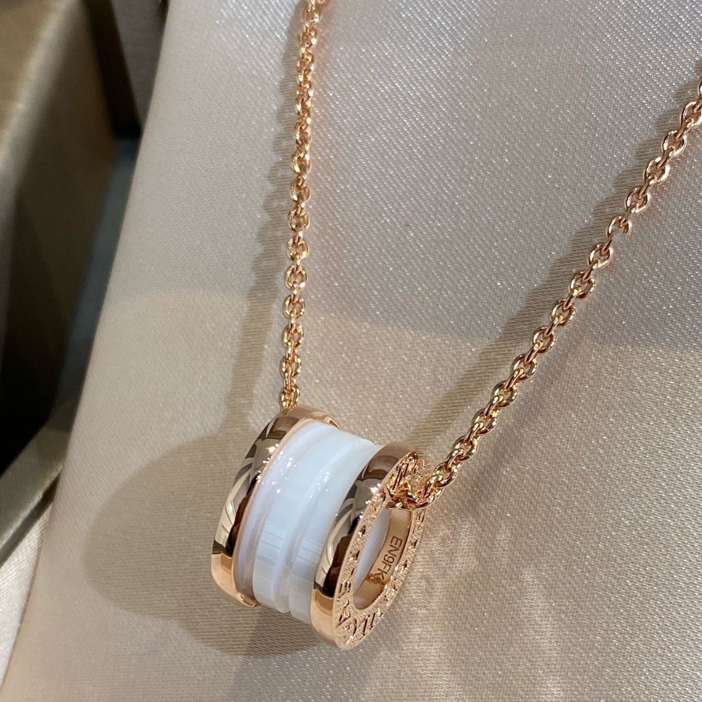 [Angela Jewellery]ZERO 1 WHITE CERAMIC PINK GOLD NECKLACE