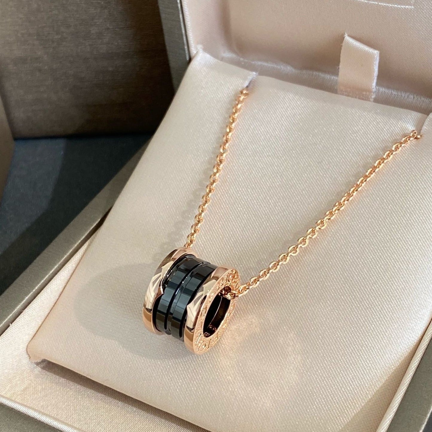 [Angela Jewellery]ZERO 1 BLACK CERAMIC PINK GOLD NECKLACE
