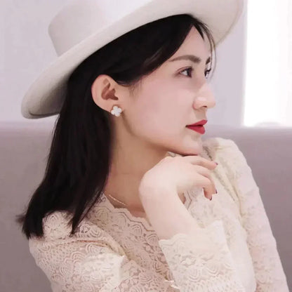 [Angela Jewellery]CLOVER MEDIUM 1 MOTIFS  WHITE MOP STUD EARRINGS