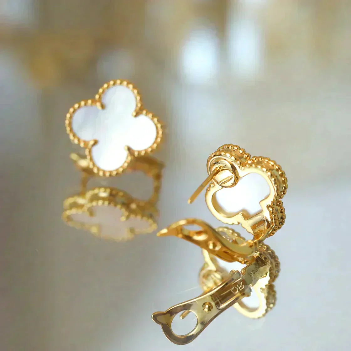 [Angela Jewellery]CLOVER MEDIUM 1 MOTIFS  WHITE MOP STUD EARRINGS