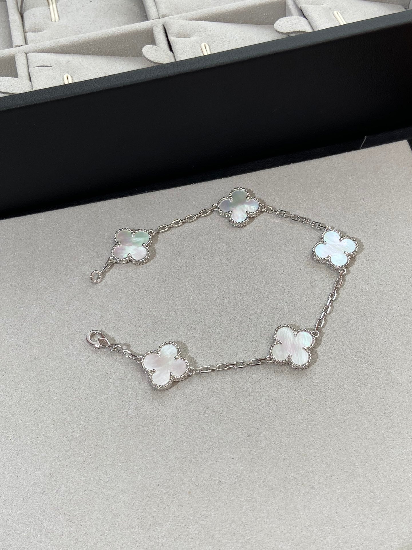 [Angela Jewellery]CLOVER SILVER MOP 5 MOTIF BRACELET