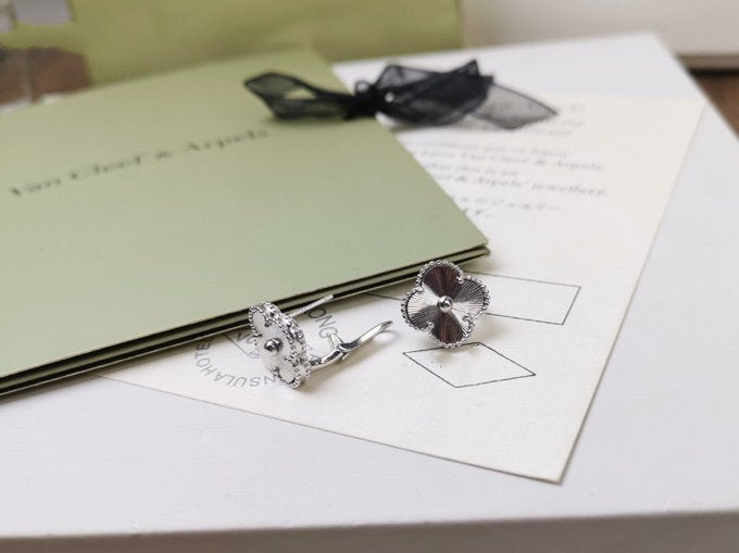 [Angela Jewellery]CLOVER MEDIUM STUD EARRINGS