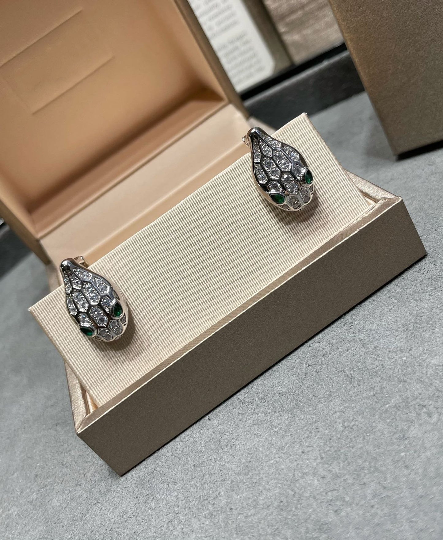 [Angela Jewellery]SERPENT DIAMOND STUD EARRINGS