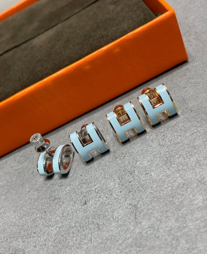 [Angela Jewellery]POP H SKY BLUE STUD EARRINGS