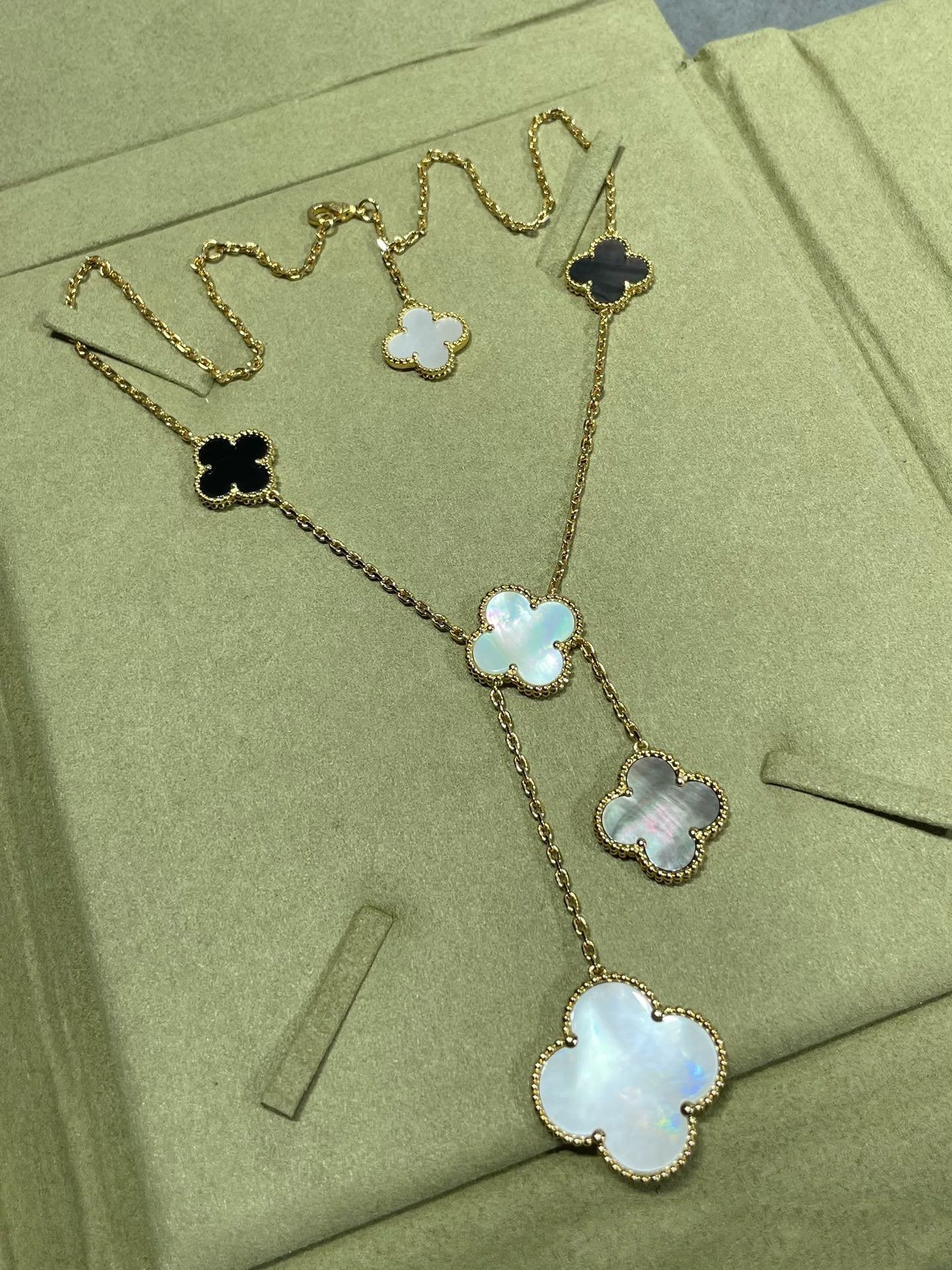[Angela Jewellery]CLOVER 6 MOTIF MOP ONYX GOLD NECKLACE