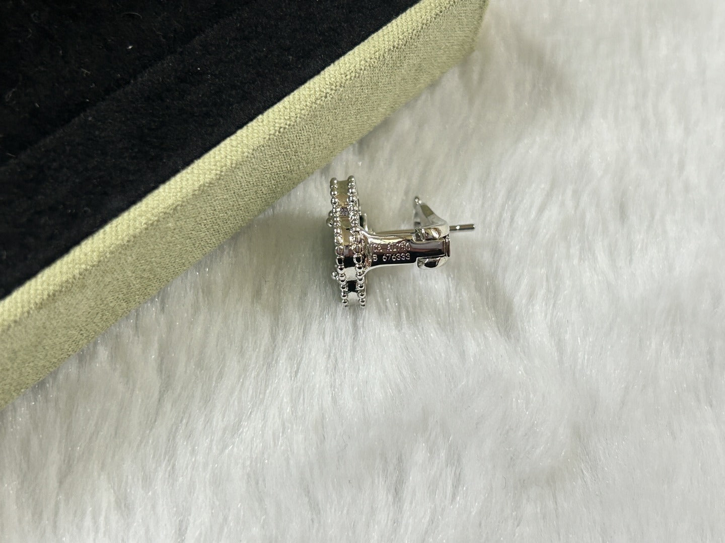 [Angela Jewellery]CLOVER PIETERSITE MEDIUM STUD EARRINGS
