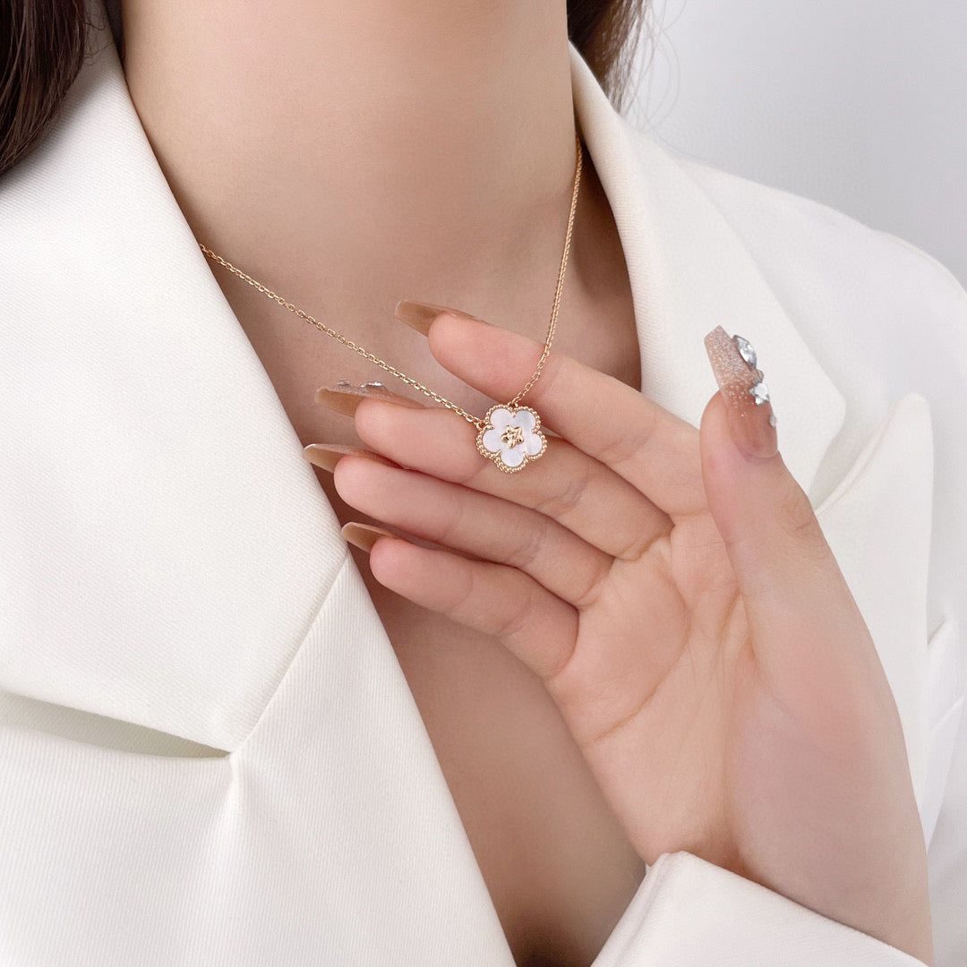 [Angela Jewellery]LUCKY  WHITE MOP  PLUM BLOSSOM NECKLACE