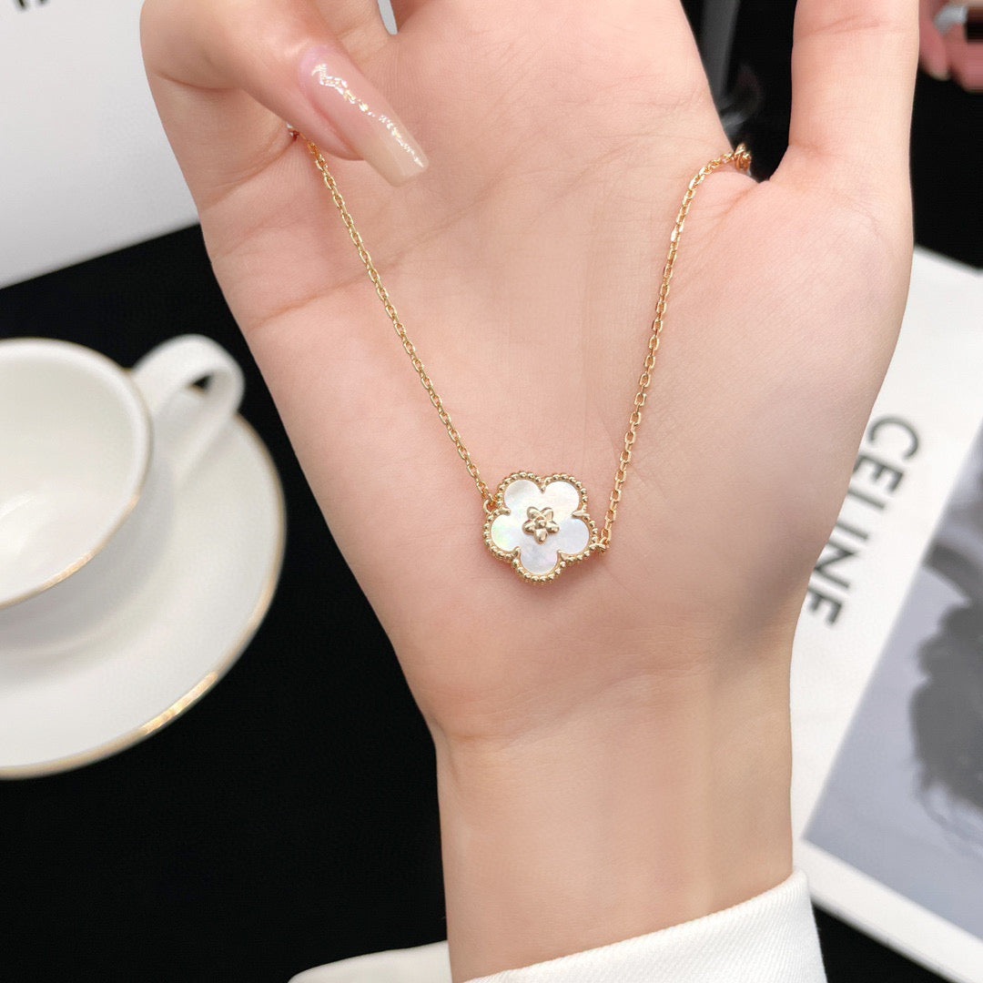 [Angela Jewellery]LUCKY  WHITE MOP  PLUM BLOSSOM NECKLACE