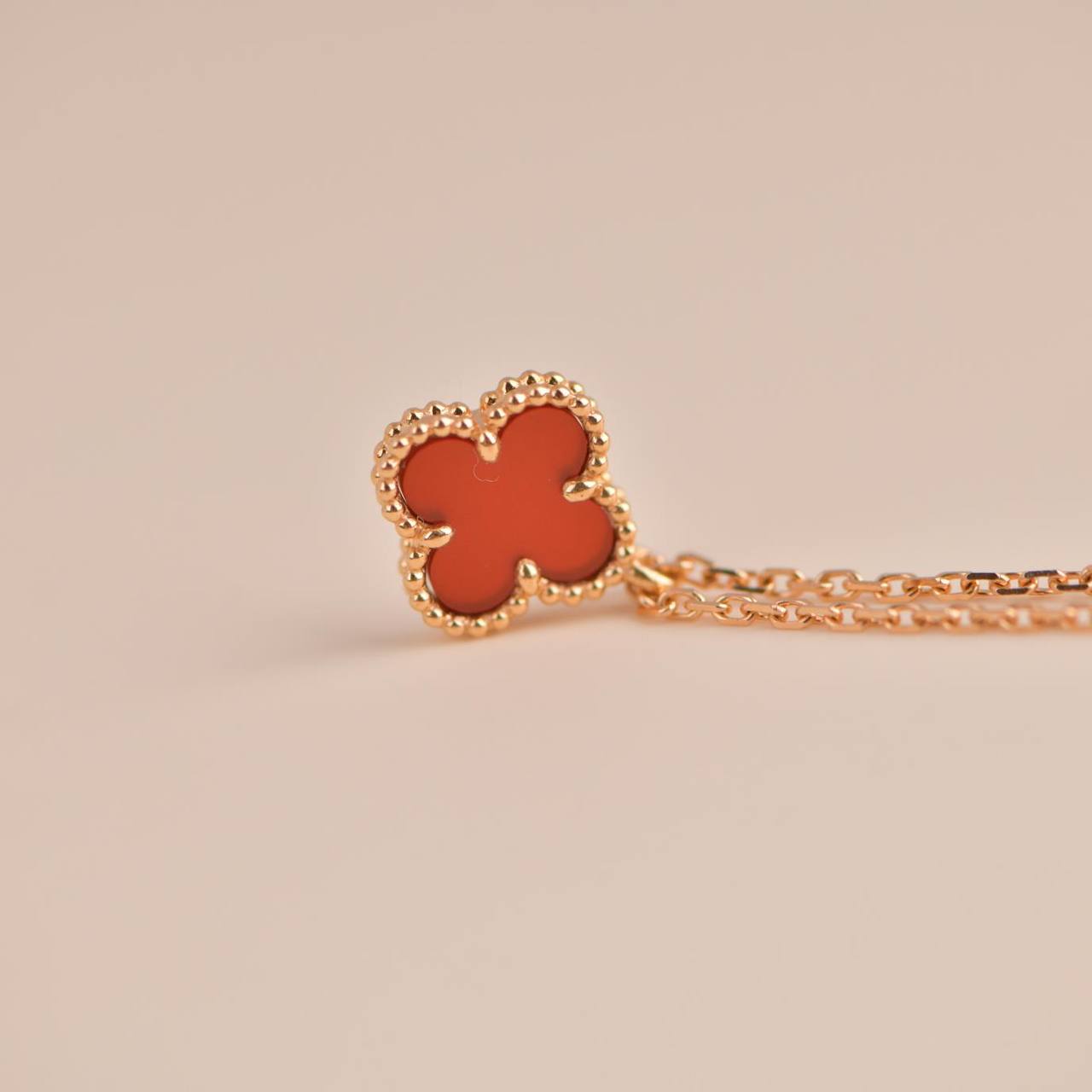 [Angela Jewellery]CLOVER MINI 9.5MM WHITE CARNELIANS NECKLACE