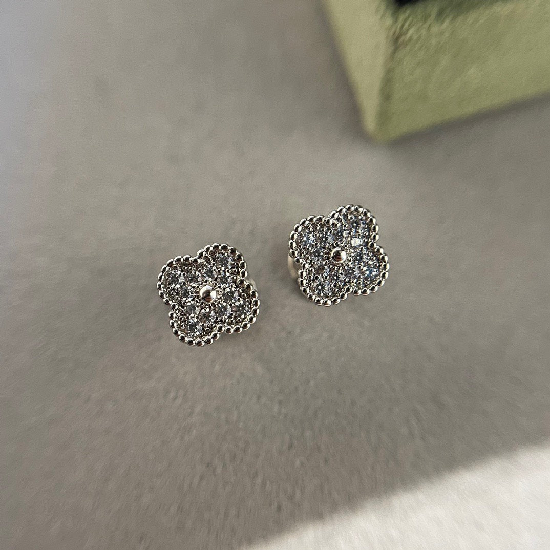 [Angela Jewellery]CLOVER MINI DIAMOND STUD EARRINGS